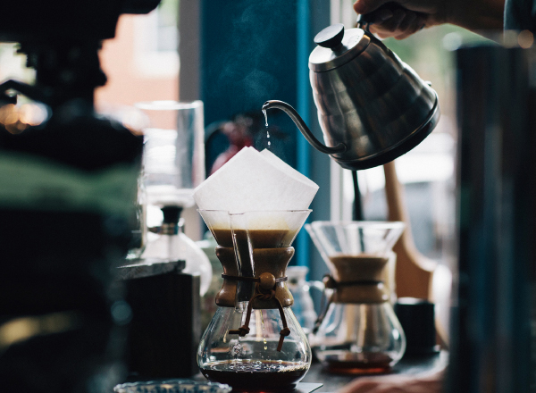 コーヒーを抽出する様子